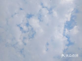 蓝天白云的好天气+清爽利落的短发型