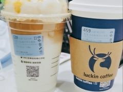 -瑞幸咖啡(岳家嘴地铁站店)