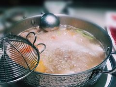现熬牛骨汤-左庭右院鲜牛肉火锅(浦江欢乐颂店)