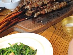 红柳羊肉串-阿里家·新疆烤肉酒場 by MIG