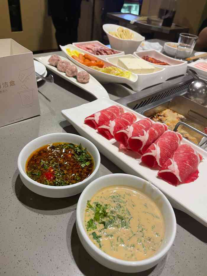 第一次吃海底捞感觉不错位置新之城b座4楼远远服务员就过来接待了贴心