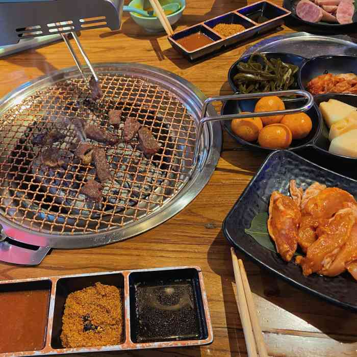 喜牛炭火烤肉(万达店)-"妹妹想吃烤肉 找了一家不用排队的新店环.