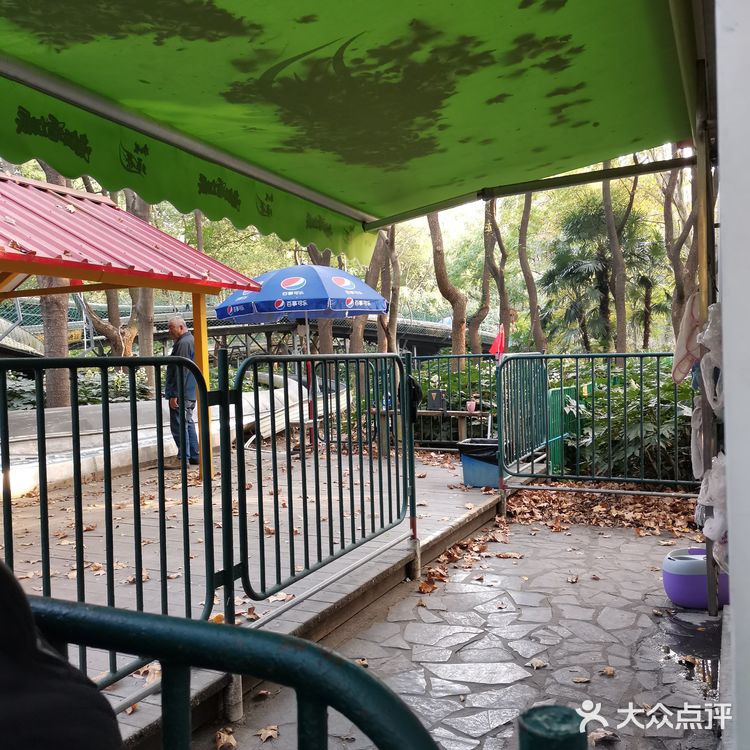自己控制速度。一开始担心控制不好撞到别人