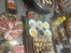 -围炉肉舍•炭烤活鳗•丹东海鲜烤肉(步行街店)