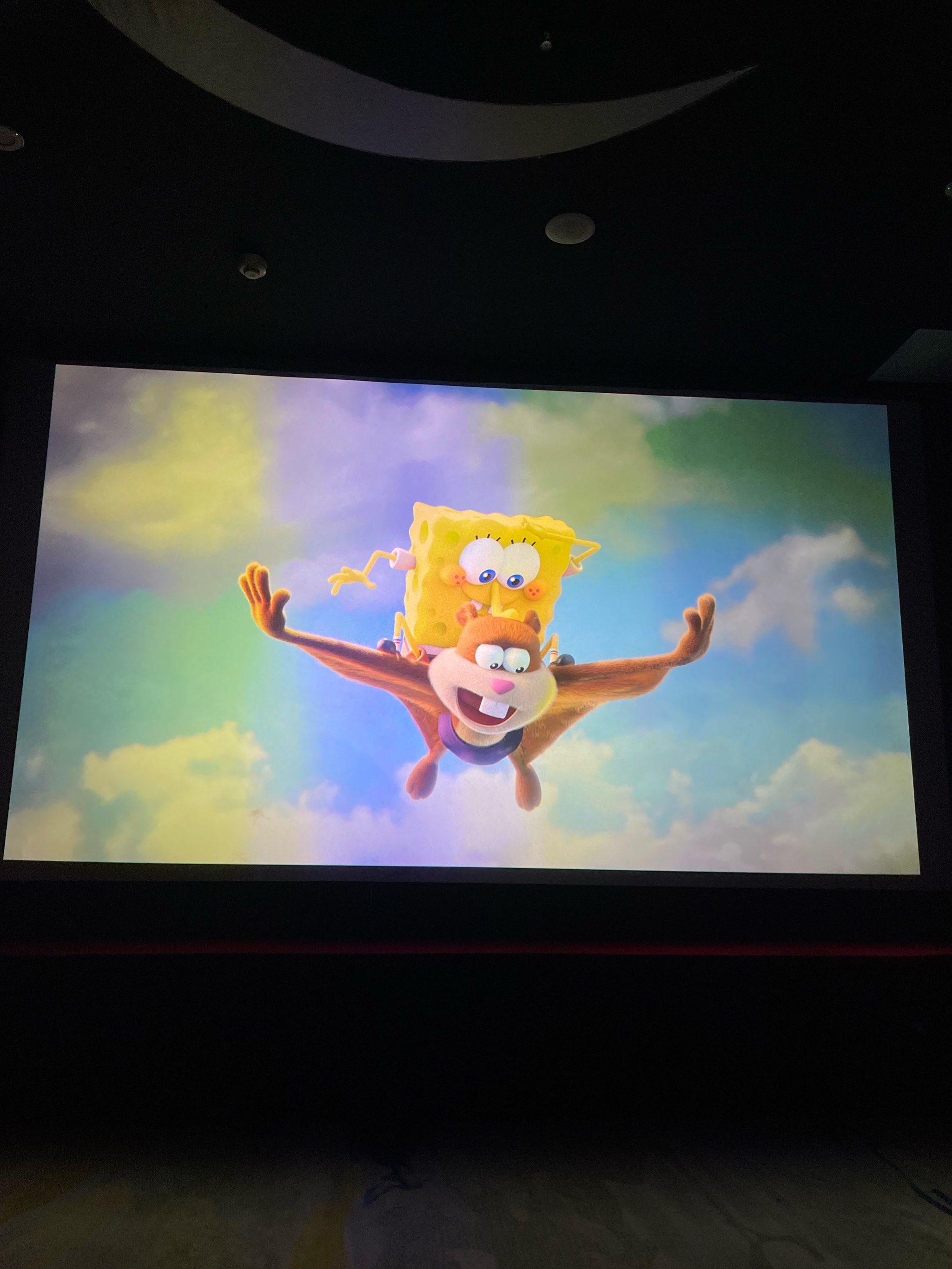 谁能拒绝躺在沙发上看可爱的海绵宝宝呢?