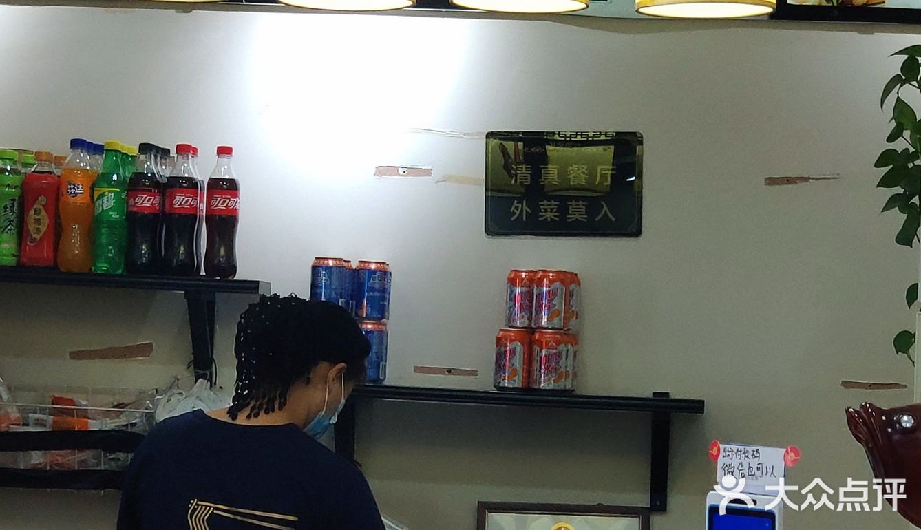 牌子都这么惹眼，这得多火呀