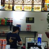 牌子都这么惹眼，这得多火呀