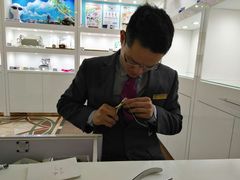 师傅正在给我精心修理旧眼镜架-精益眼镜(春熙路店)