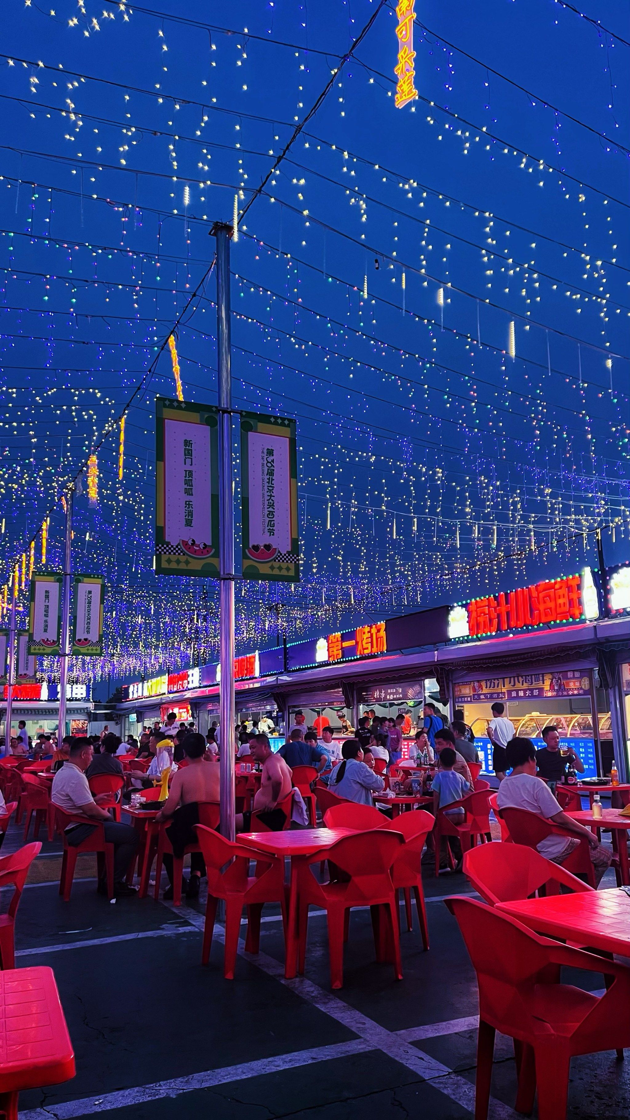 夏天夜晚的乐子都在夜市里