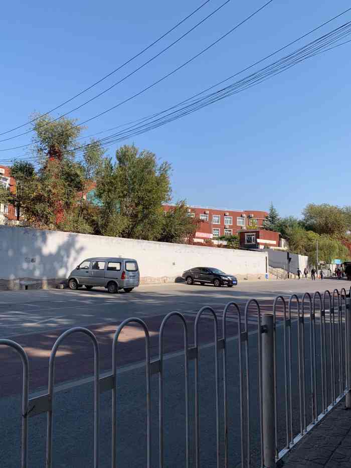 长辛店中心小学-"今天下午接孩子放学,看到了教书育人的学校.