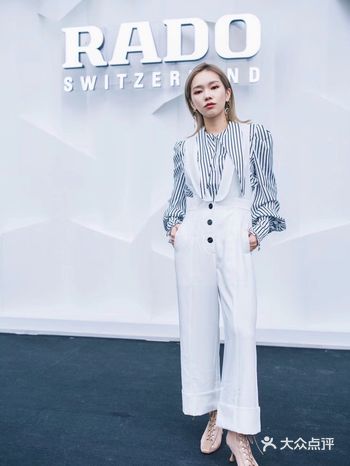 逛高级展览，除了西装还能怎么穿？