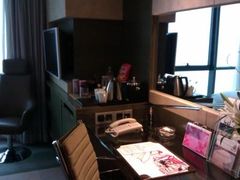 mini bar，桌子和挂壁电视-裕景大饭店
