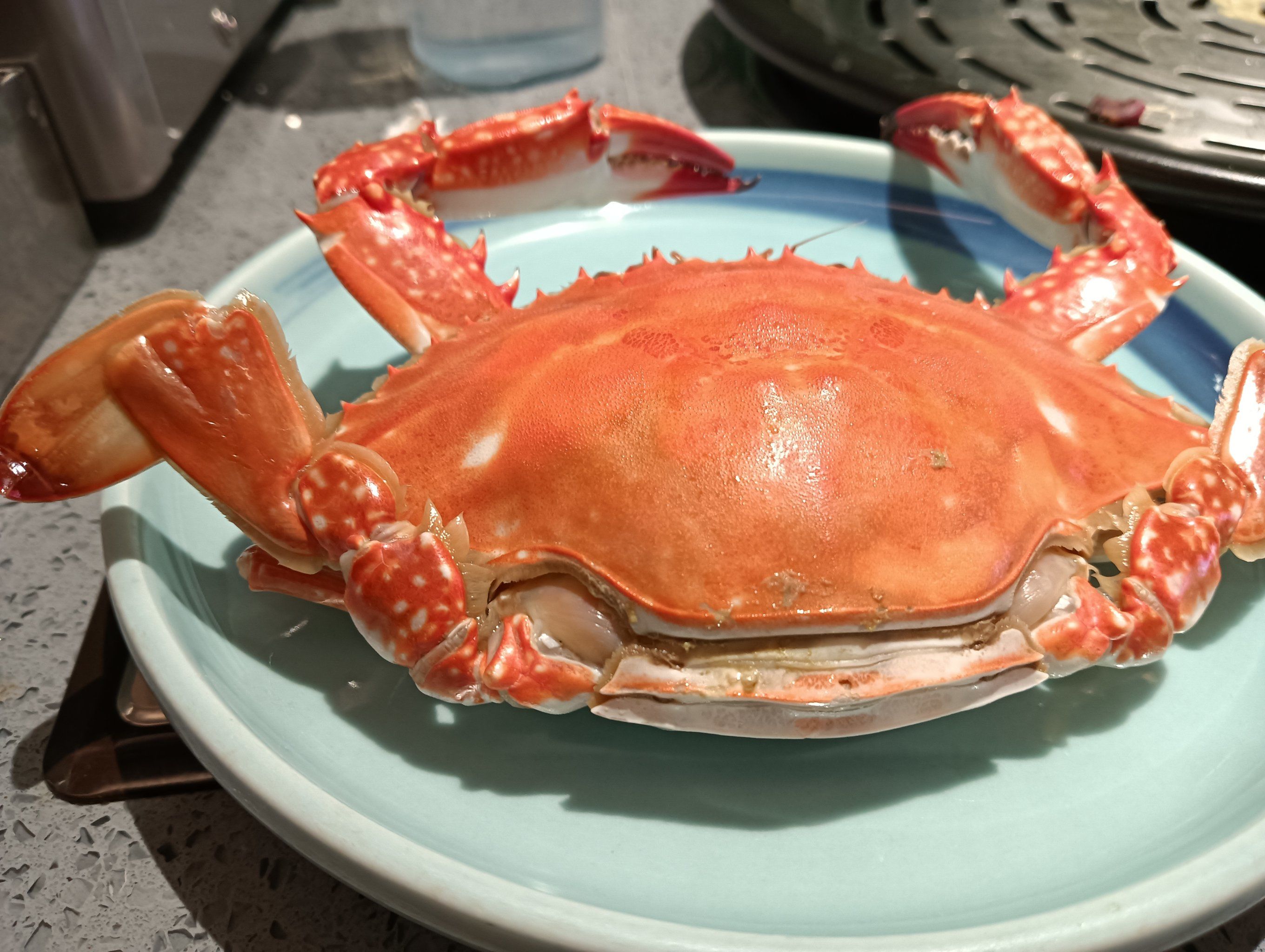 螃蟹的壳色金黄,看起来非常新鲜螃蟹个头很大,肉质饱满螃蟹肉质紧实