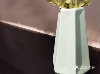 这个花瓶的质感也很不错，是陶瓷的，但是相对来说