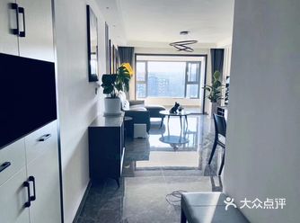 这是一套现代简约风格,客厅选用灰色调大地砖
