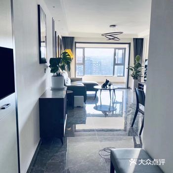 这是一套现代简约风格,客厅选用灰色调大地砖