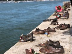 -多瑙河畔鞋履雕塑