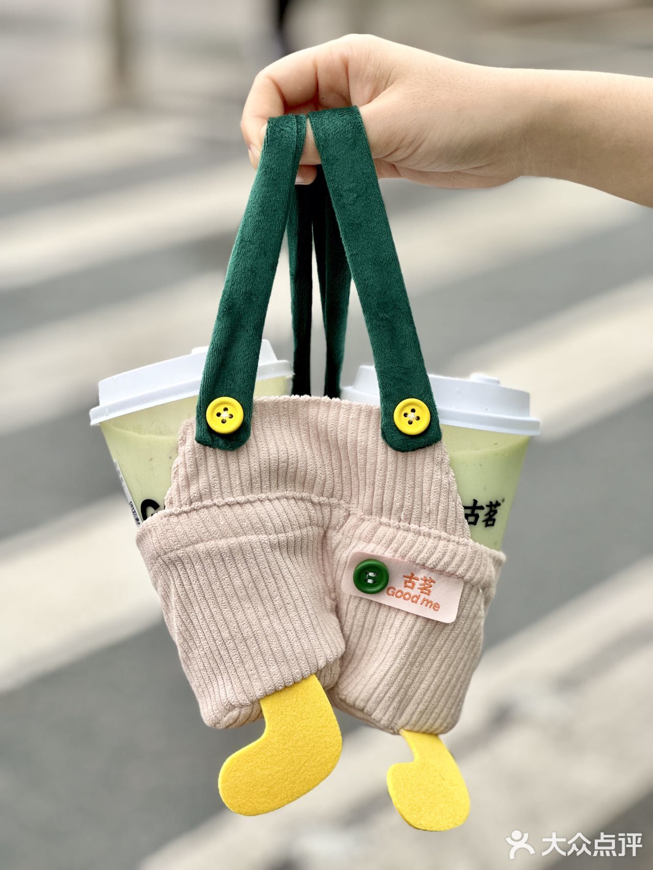 被这“背”奶茶可爱到了‼️都给我去抢背带裤周边