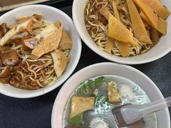 -松树干拌面店