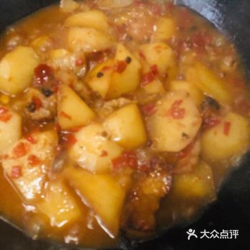 特色推荐： 茶油泡椒萝卜炖肉  实用tips：