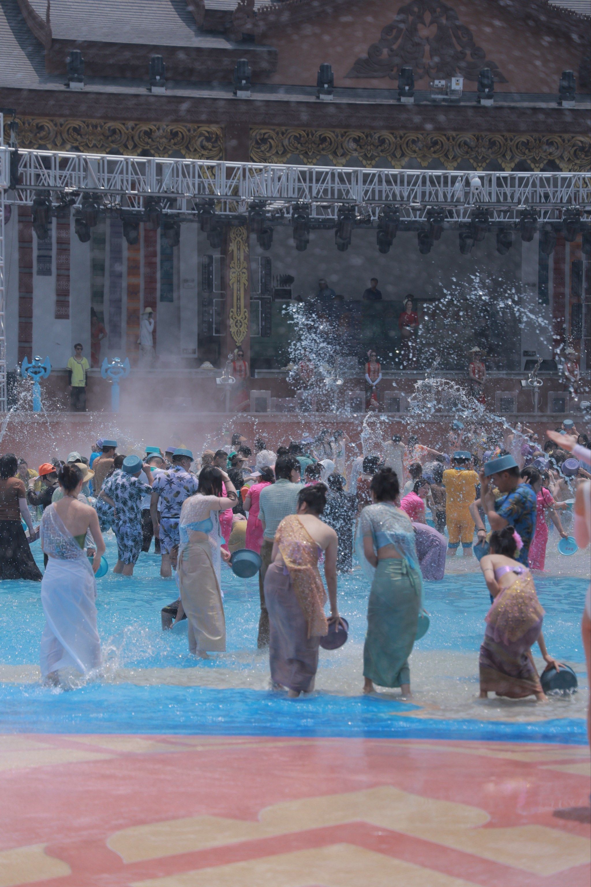 西双版纳傣族园90泼水狂欢一日游
