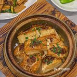 每一口都是客家菜的独特魅力。豆腐的软糯配上肉馅的鲜美