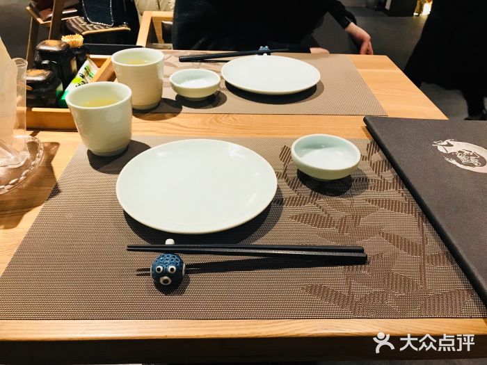 千鳍匠心日料(爱琴海购物公园店)餐具摆设图片