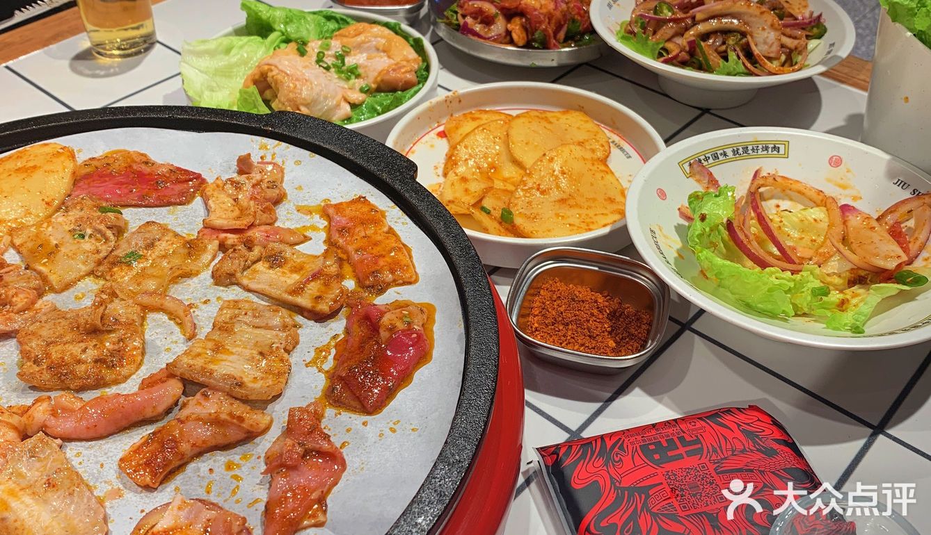 帮忙烤肉的店员也太漂亮了吧💓