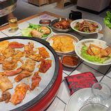 帮忙烤肉的店员也太漂亮了吧💓