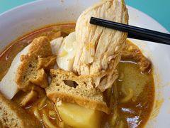 大块鸡肉-亚王咖喱鸡米粉面