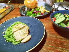 松子罗勒意面配香草鸡胸肉-404干式熟成牛排馆•聚会餐厅