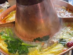 -果松木炭酸菜铜火锅·外婆参鸡汤