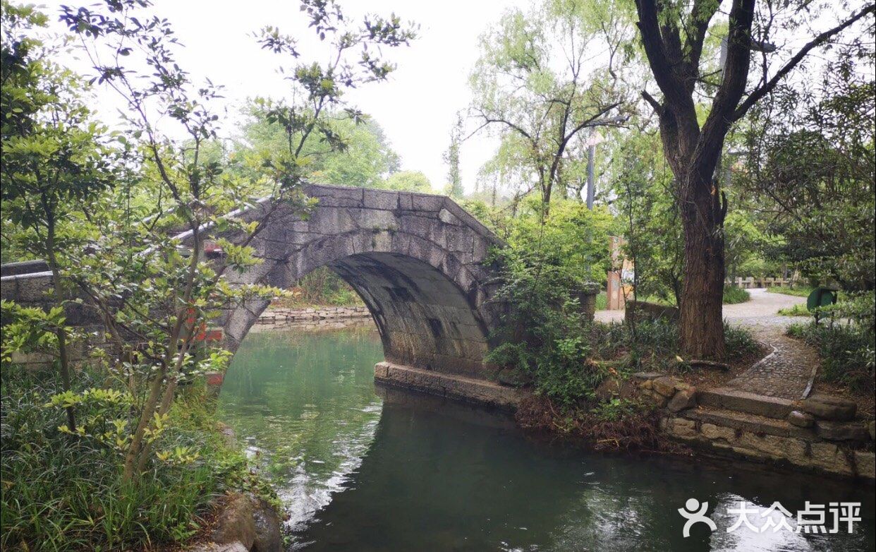 其实花溪真正的美不仅仅是一个山山水水