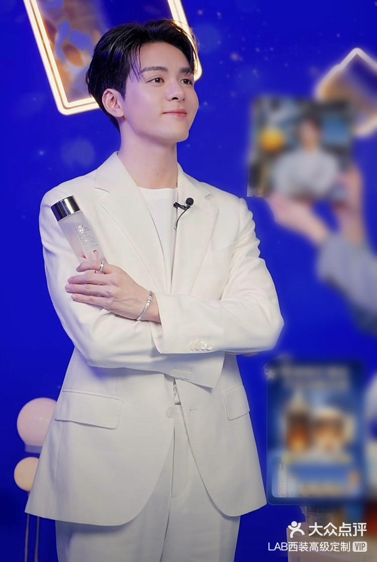 穿lab西装的曾舜晞高级感的奶白色西装