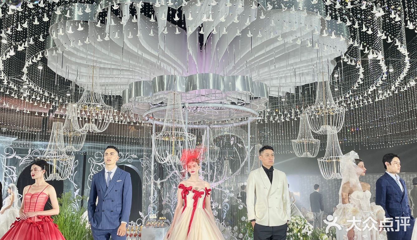都是在逃公主吧加上绝美婚纱真的是仙女！