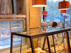 面包甜点陈列柜-Dough&Joe团憩(瑞虹天地月亮湾店)