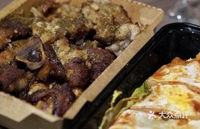 Large Garlic Roasted Pig Trotters