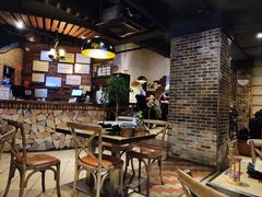 大堂-何师烧烤Pro ·江湖川菜·小龙虾·精酿(太古里旗舰店)