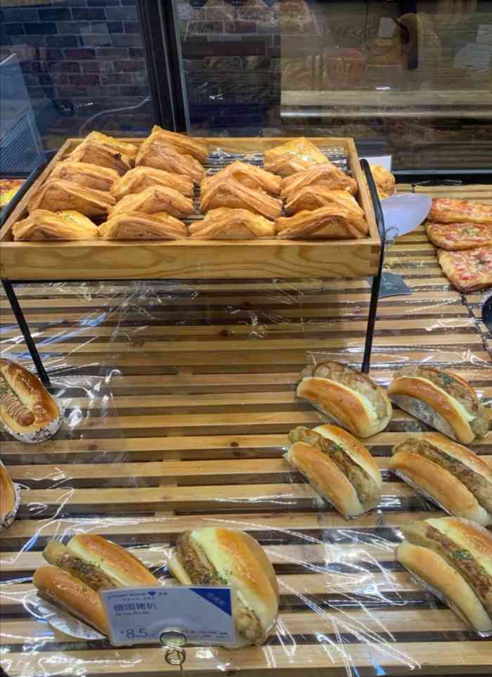 金誉烘焙(北大店)-"这家金誉面包店还蛮大的,店内还有座位可以.