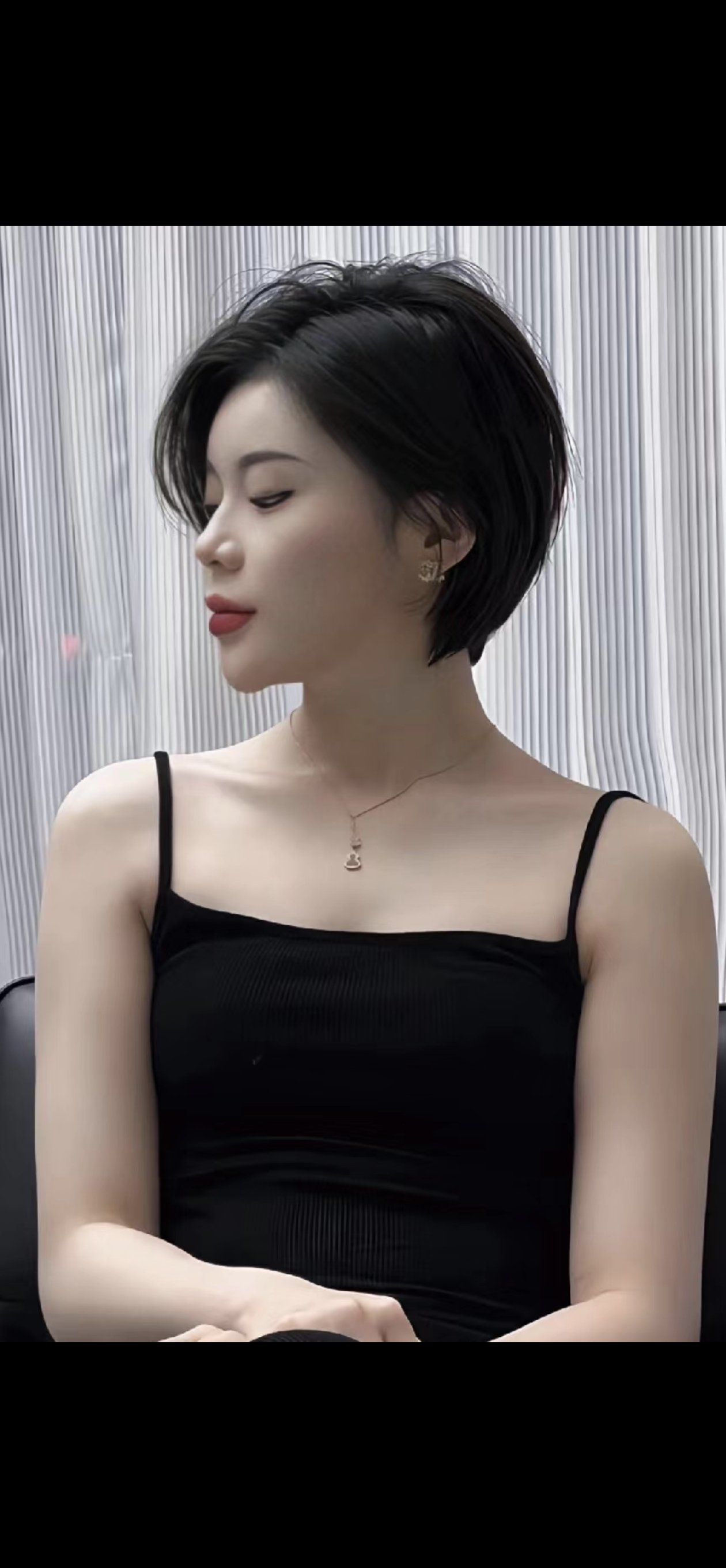 头顶蓬松更 气质短发,短发有层次感,可以尝试一款短发发型,清爽干练