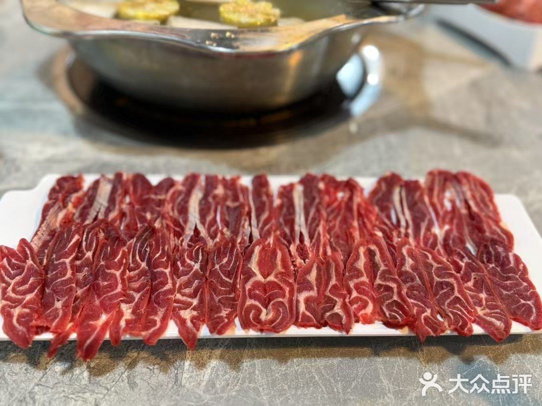发现一家吃牛肉火锅的宝藏之地。牛肉都是现点先切