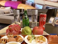房间内的水和水果-济南喜来登酒店