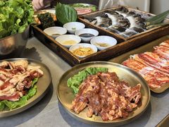 -围炉肉舍•炭烤活鳗•丹东海鲜烤肉(步行街店)