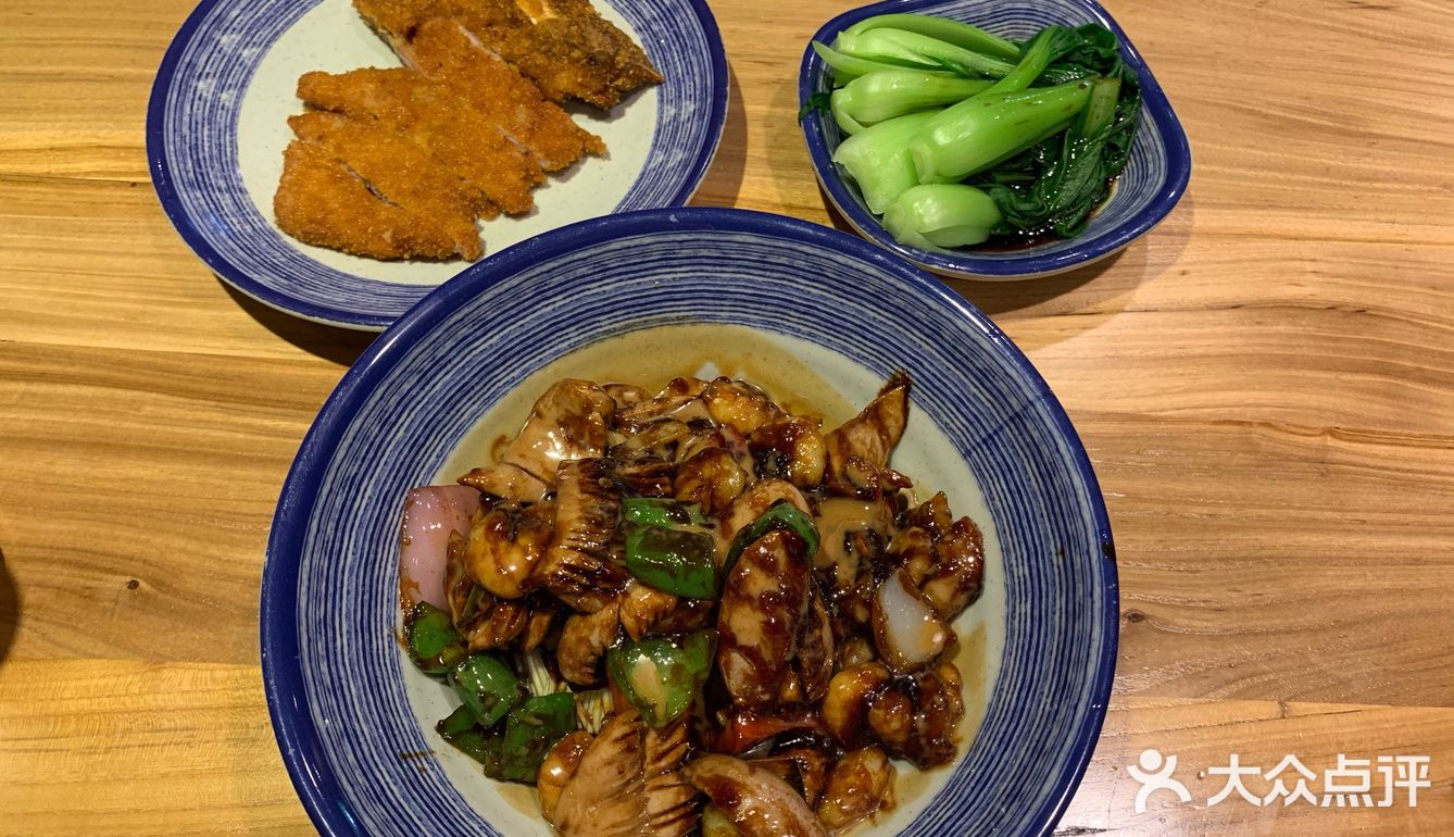 不太像南方的妹子 对面食情有独钟 腔调面把上海菜浇头
