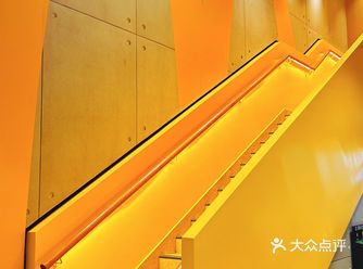 坐在欢乐港湾边吃麦当劳，很惬意