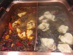 -老牌坊云南鱼豆花火锅(爱建店)