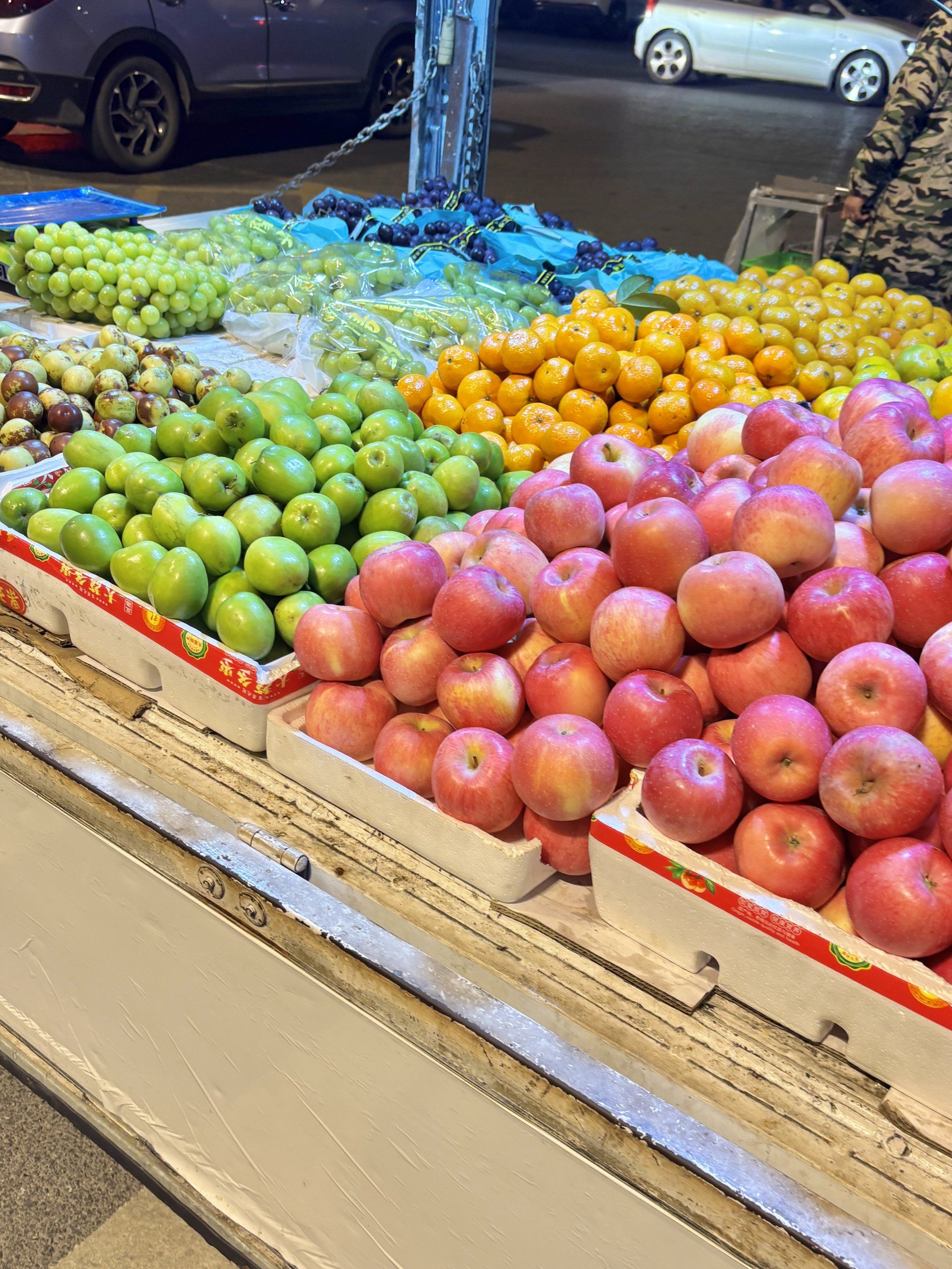 推车上的水果总是看起来很好吃