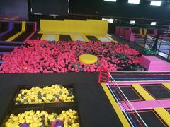 -嘿哟动霸CHUA·新潮玩运动娱乐中心·蹦床滑冰团建乐园