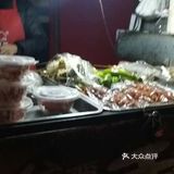 走在夜晚静谧的小巷里，突然飘出一股手抓饼的香气