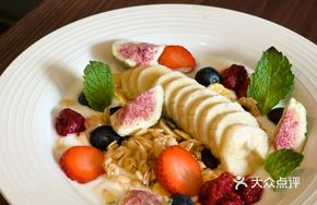 Greek Yogurt Fruit Bowl